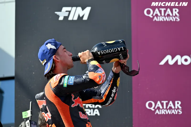 Pedro Acosta boit au goulot sur le podium du Grand Prix d’Autriche