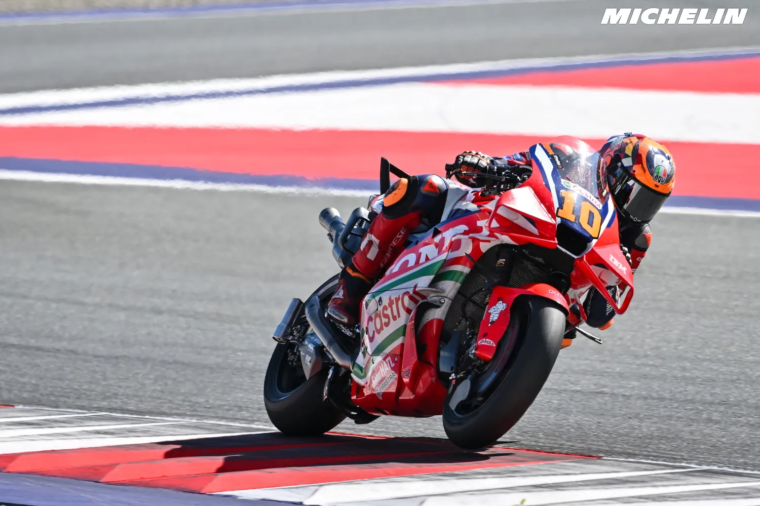 Luca Marini sur la Honda numéro 10 en pleine courbe