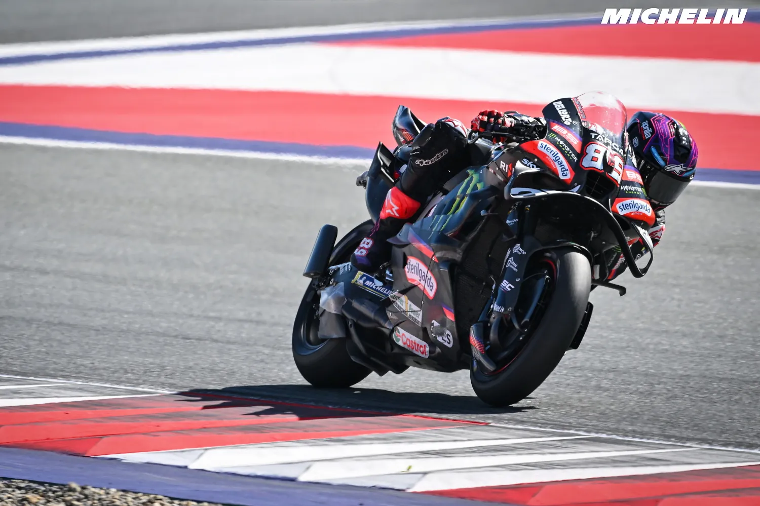 Jorge Martín couché sur son Aprilia numéro 89 dans un virage du Red Bull Ring