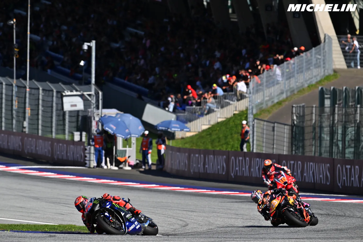 Des MotoGP passent devant les tribunes du Red Bull Ring
