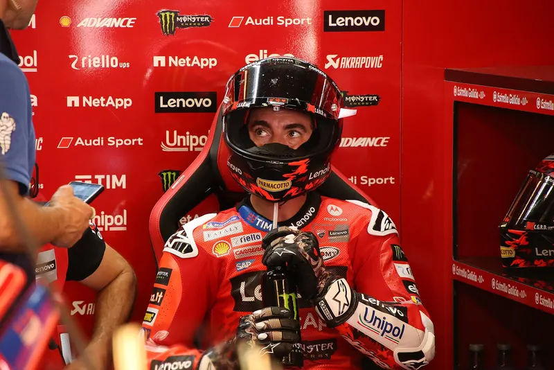 Francesco Bagnaia casqué dans le box Ducati