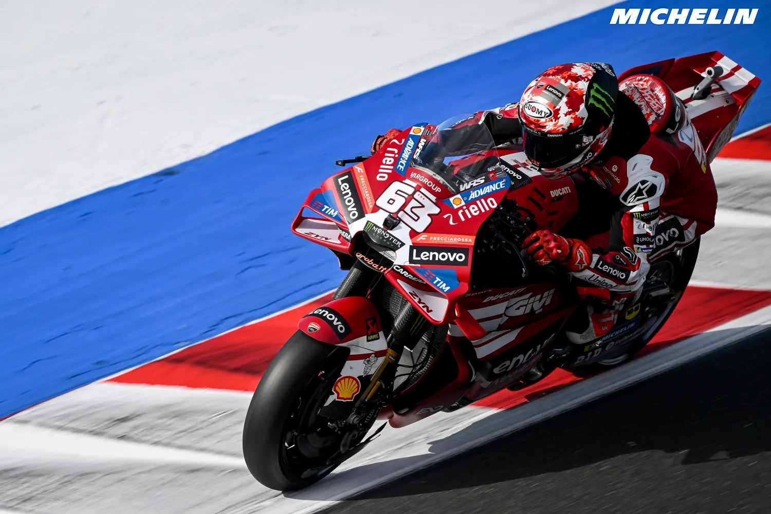 Francesco Bagnaia sur la Ducati numéro 63, le long d’un vibreur bleu et rouge à Misano