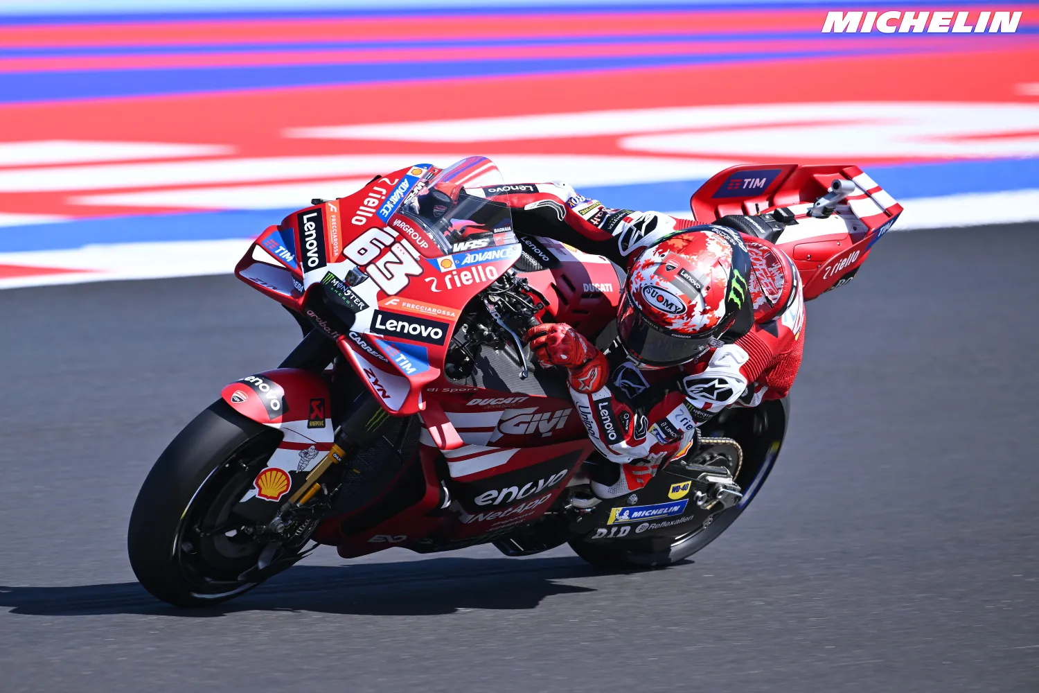 Francesco Bagnaia penché sur sa Ducati numéro 63 à Misano