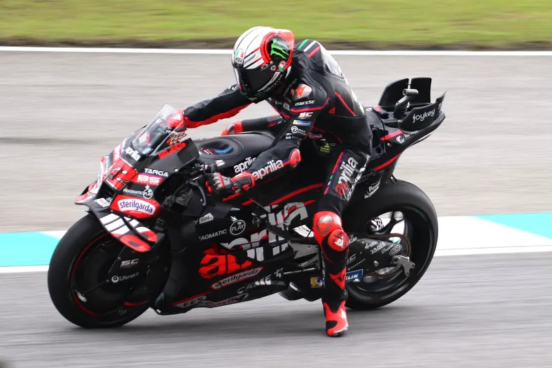 Marco Bezzecchi en combinaison Aprilia au Grand Prix de Malaisie 2025
