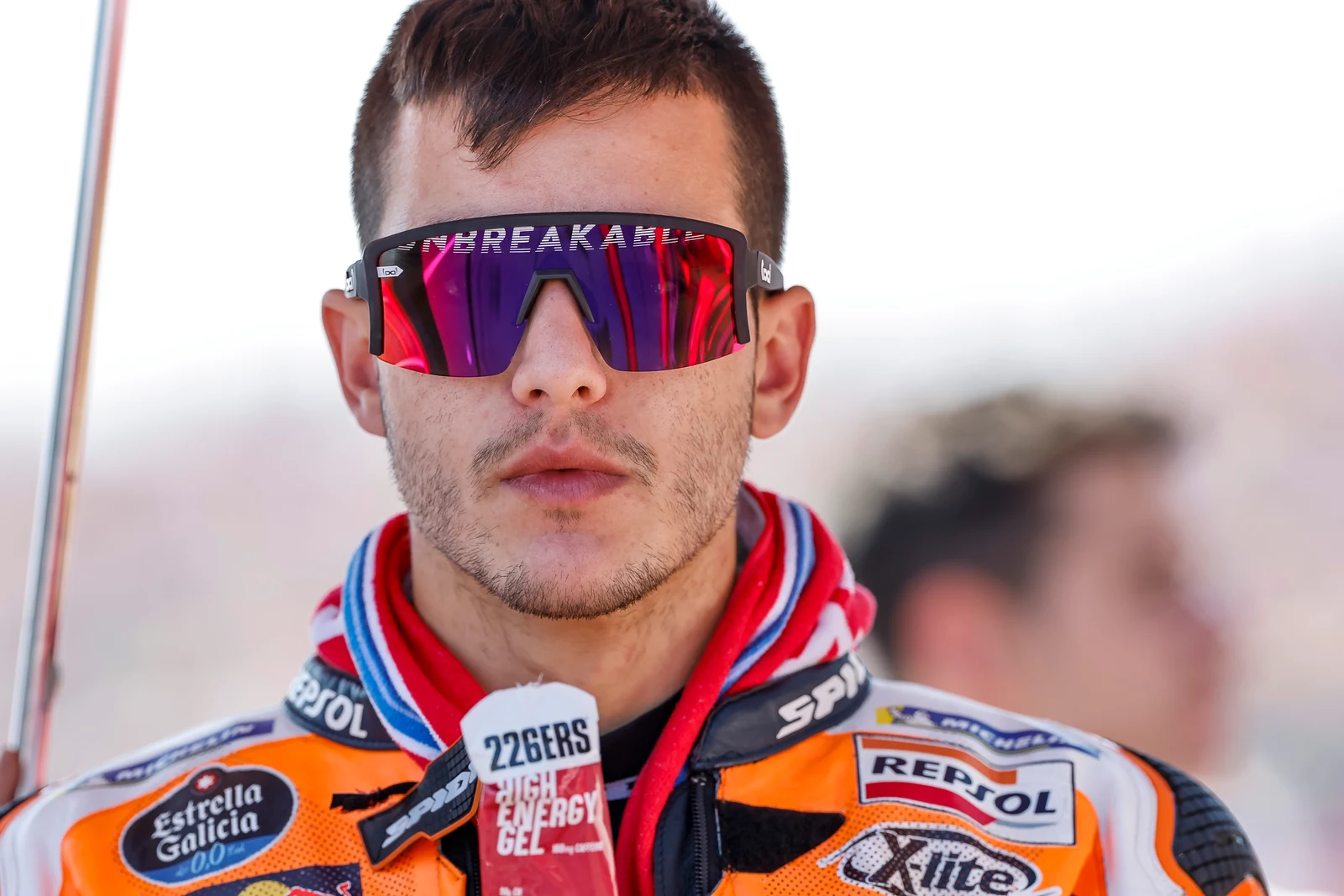 Iker Lecuona porte des lunettes de soleil et une combinaison Repsol Honda en 2023