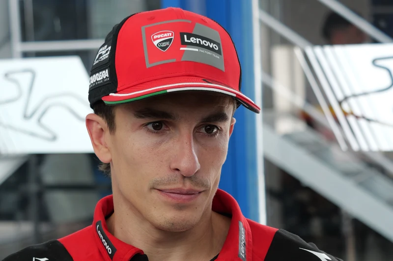 Marc Márquez, casquette et polo Ducati, au Grand Prix d’Espagne 2026