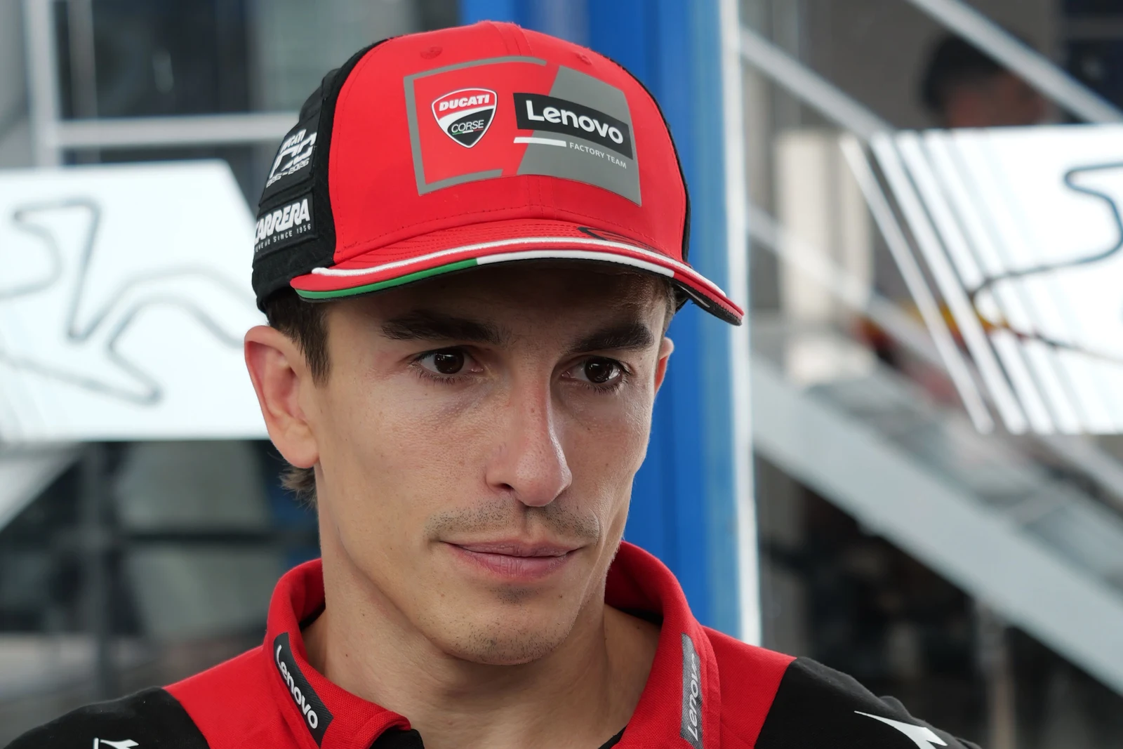 Marc Márquez, casquette et polo Ducati, au Grand Prix d’Espagne 2026