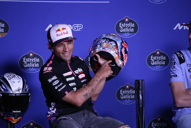 Jorge Martín présente un casque spécial en conférence de presse