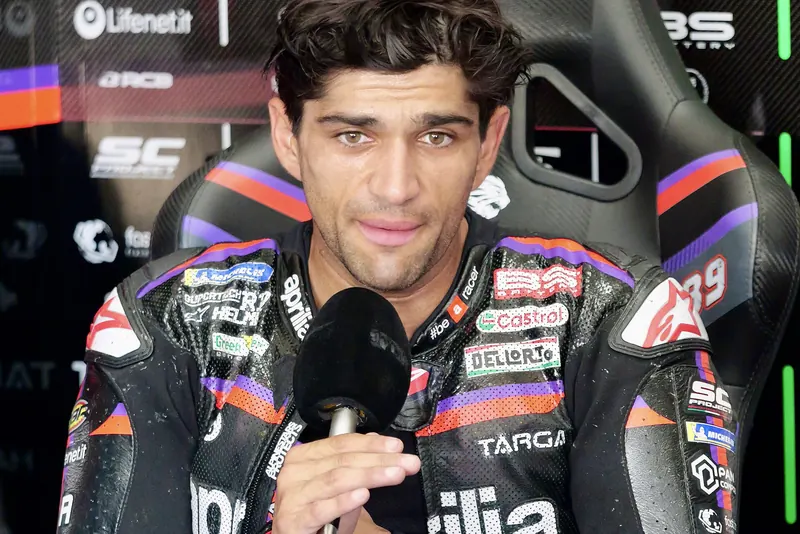 Jorge Martín assis dans le box Aprilia au Grand Prix d’Espagne 2026
