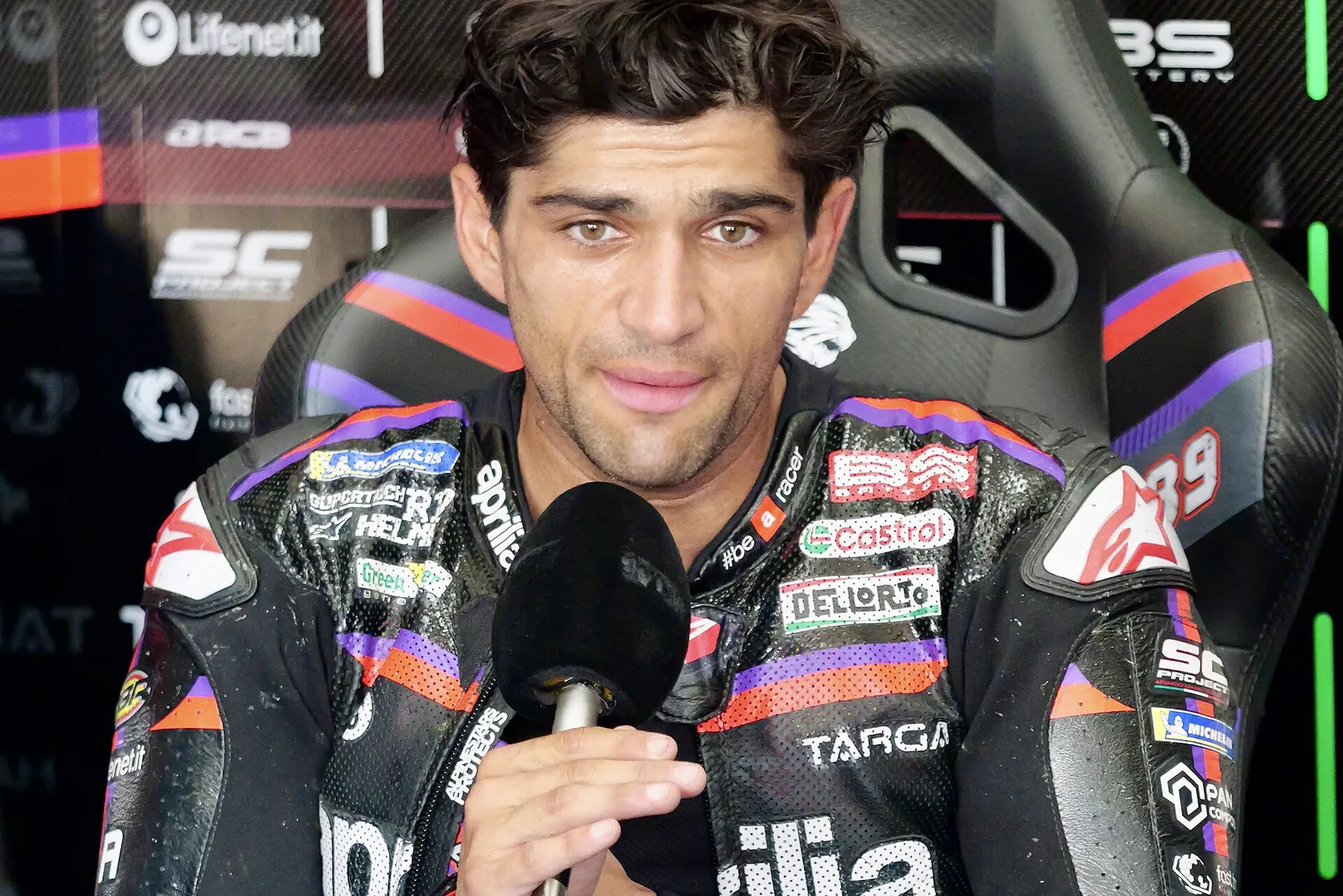 Jorge Martín assis dans le box Aprilia au Grand Prix d’Espagne 2026