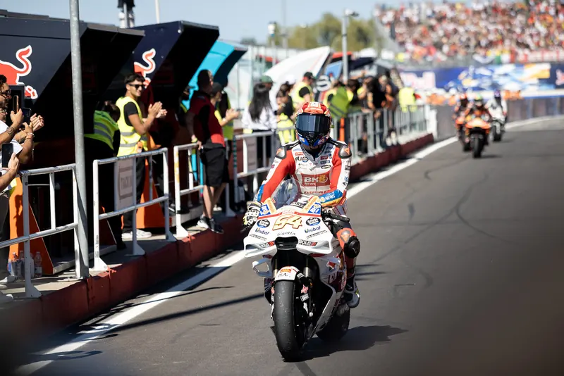 Fermín Aldeguer sur sa Ducati Gresini numéro 54 dans la voie des stands