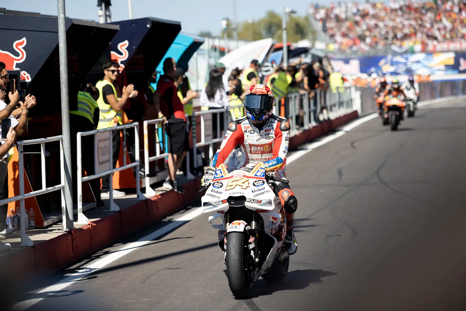 Fermín Aldeguer sur sa Ducati Gresini numéro 54 dans la voie des stands