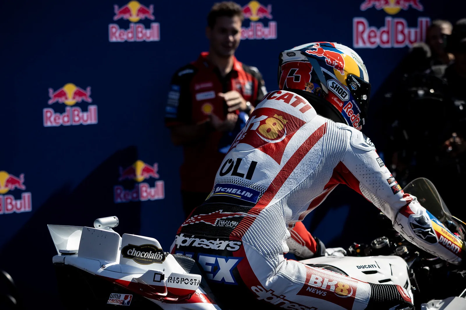 Álex Márquez, de dos, en combinaison Gresini numéro 73, au parc fermé