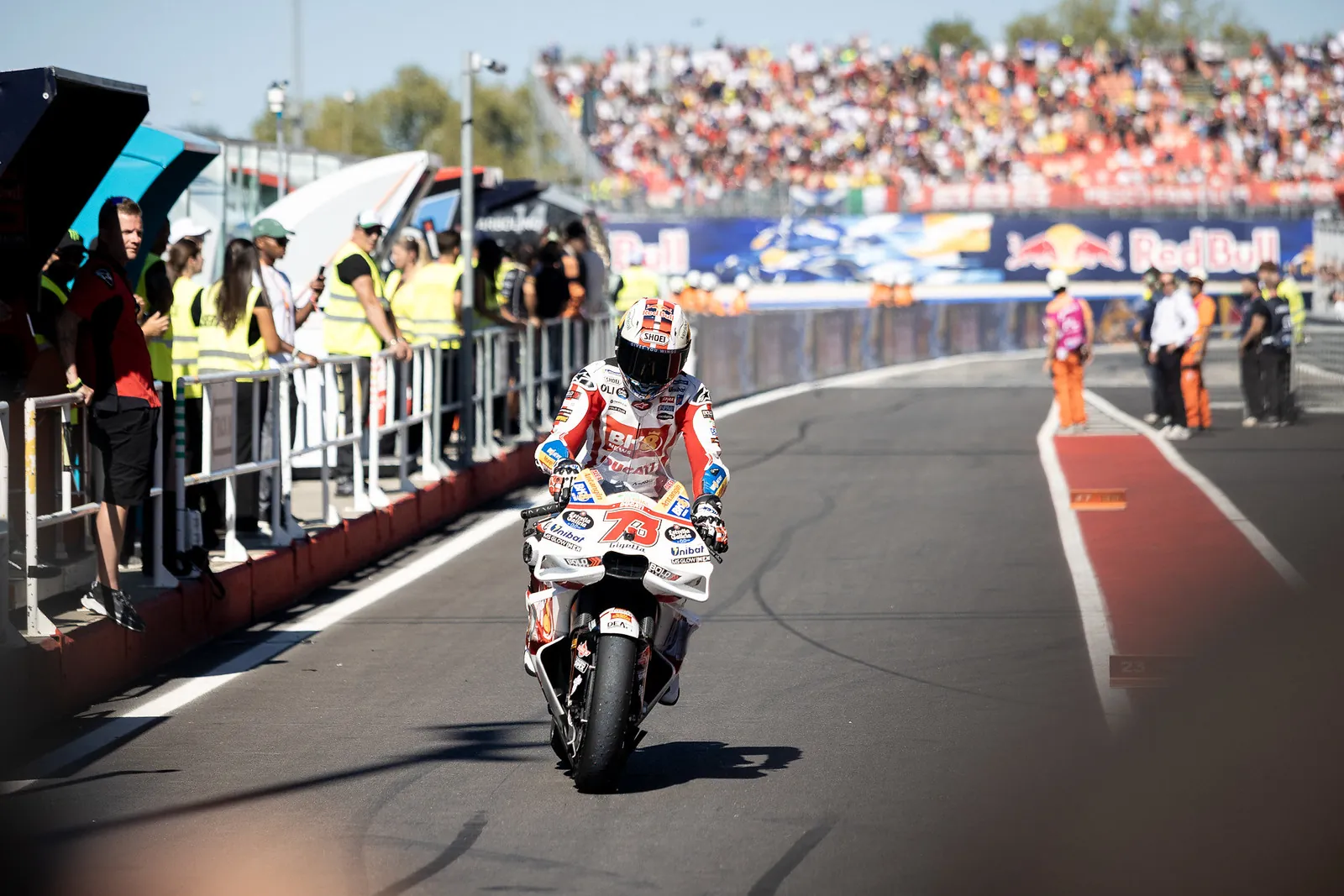 Álex Márquez sur sa Ducati Gresini numéro 73 dans la voie des stands, tribunes pleines derrière