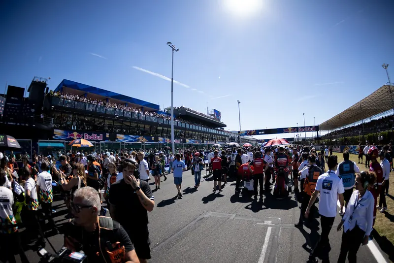 La grille de départ de Misano sous le soleil, envahie par les équipes et les invités