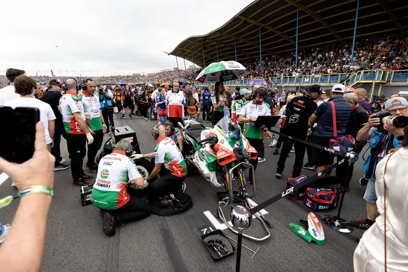 Des mécaniciens préparent la Honda de Johann Zarco sur la grille