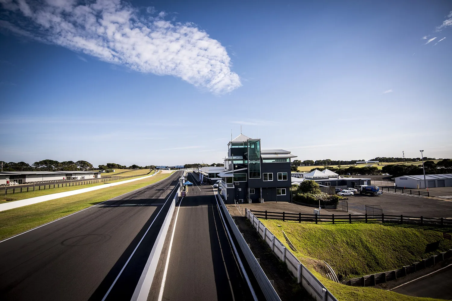 La ligne droite Gardner et la tour de contrôle du circuit de Phillip Island, piste vide