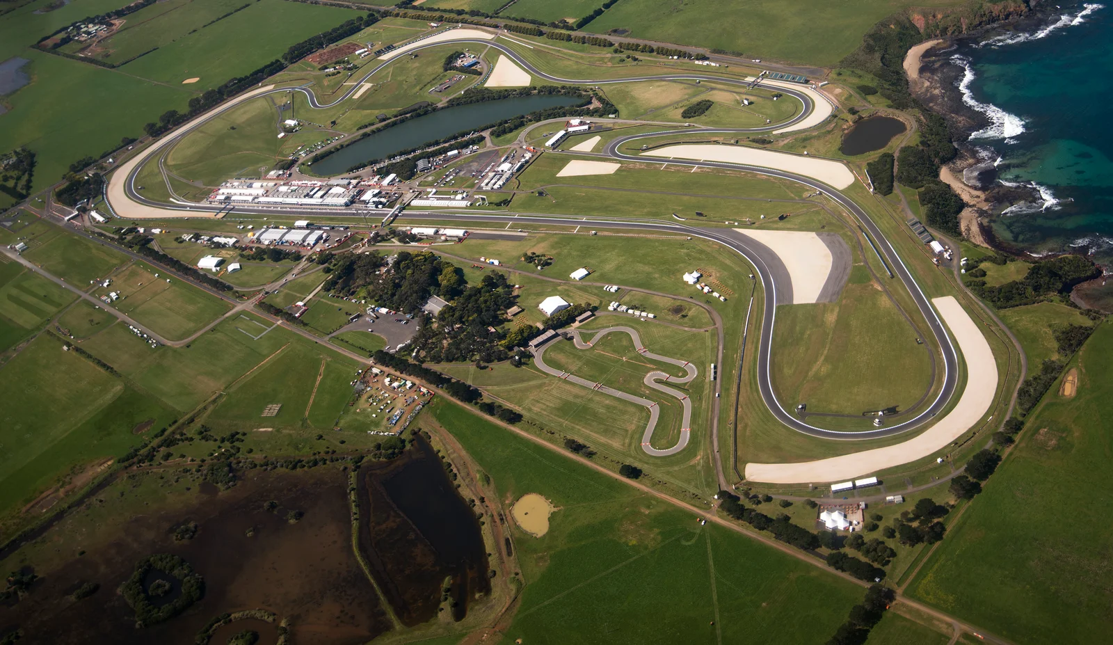 Vue aérienne du circuit de Phillip Island et de sa côte, photographiée en 2014