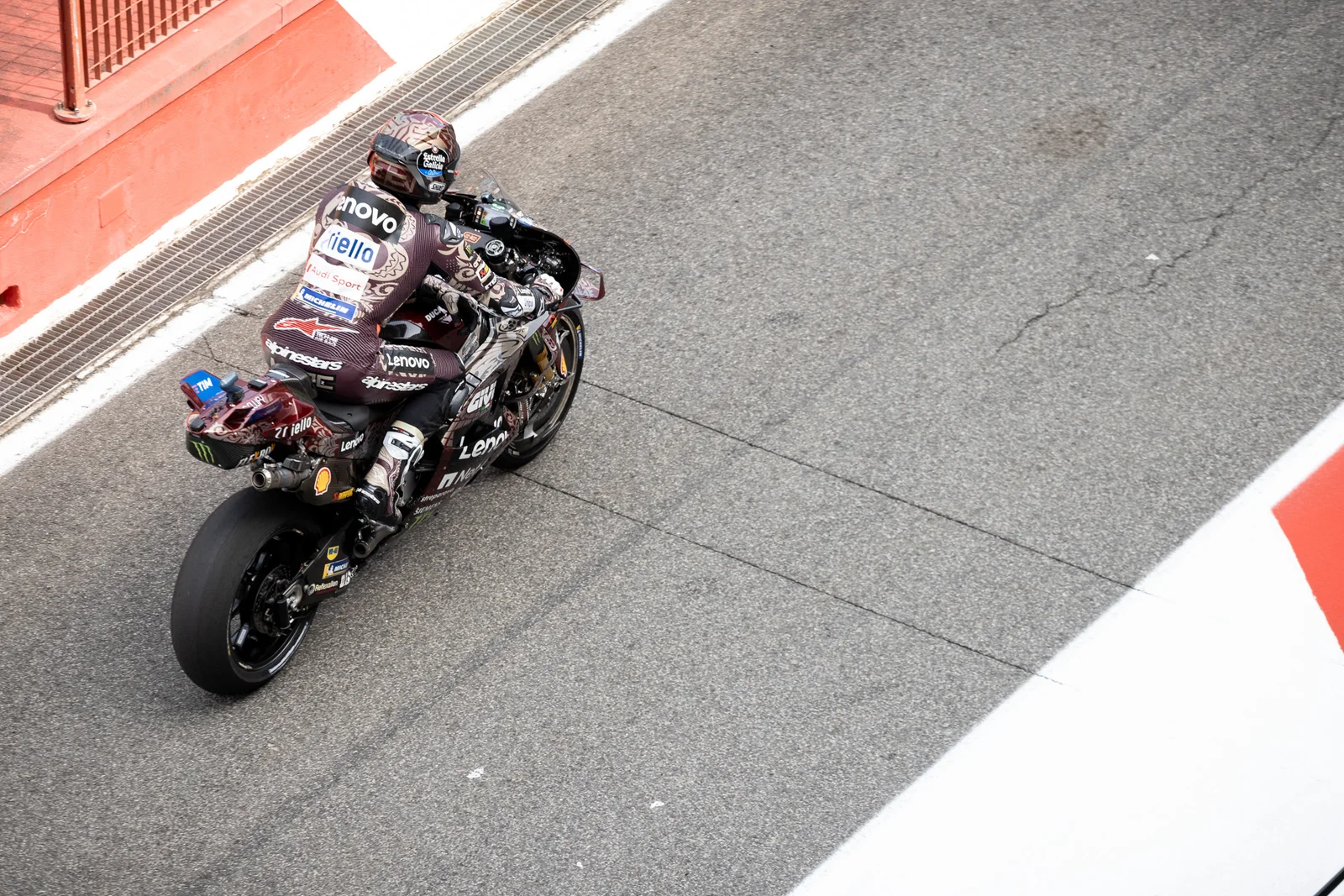 Marc Márquez sur sa Ducati dans la voie des stands du Mugello au Grand Prix d’Italie 2025