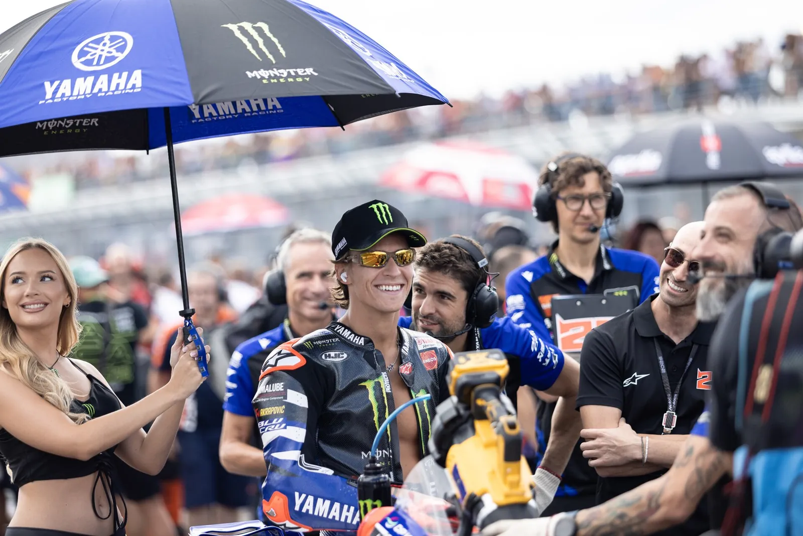 Fabio Quartararo sous un parapluie Yamaha sur la grille