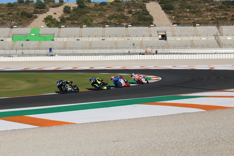 Des Moto3 en course sur le circuit Ricardo Tormo, en 2017