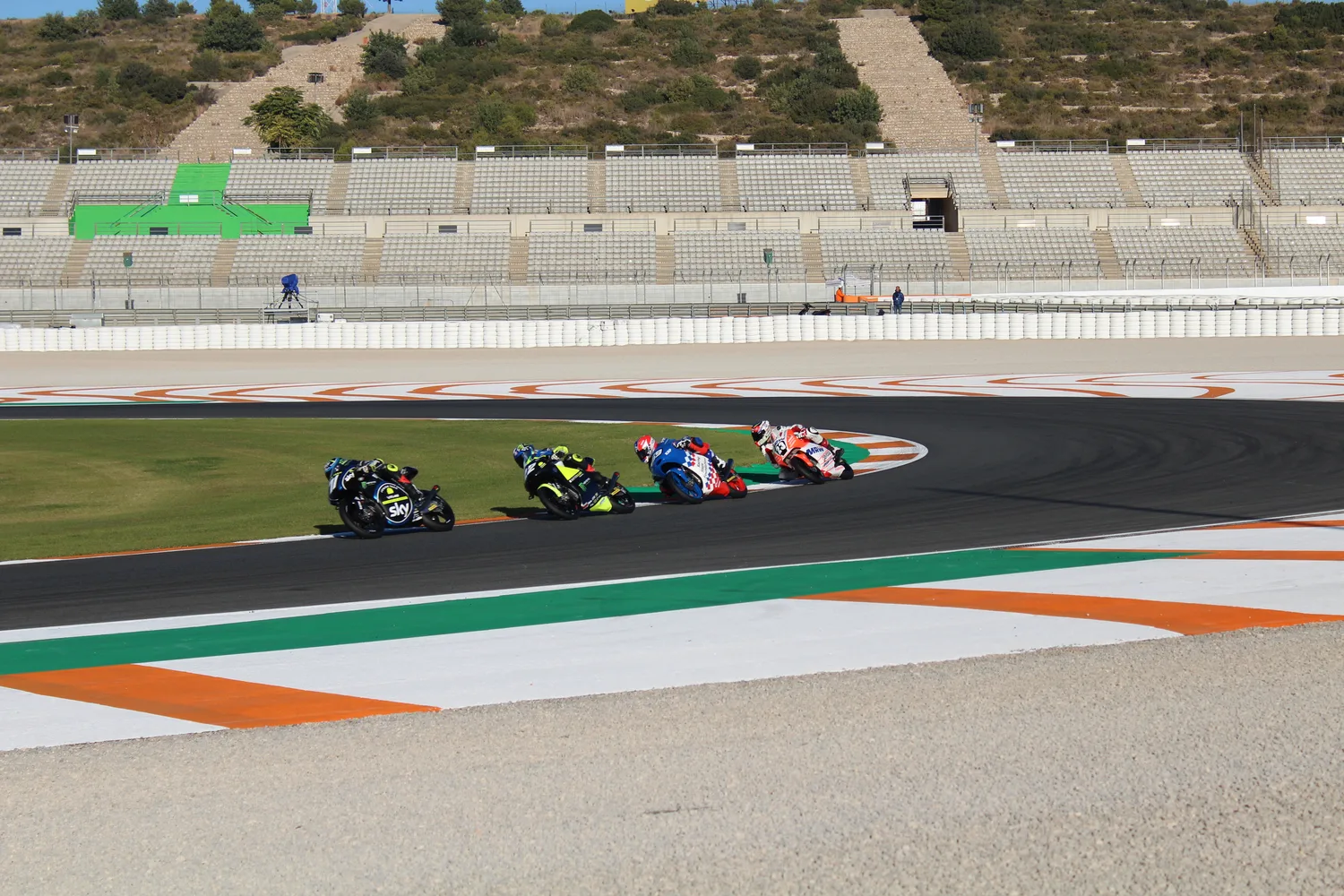 Des Moto3 en course sur le circuit Ricardo Tormo, en 2017