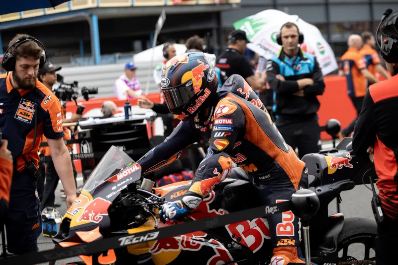 Maverick Viñales sur la KTM Tech3 numéro 12 avec son équipe sur la grille à Assen en 2025
