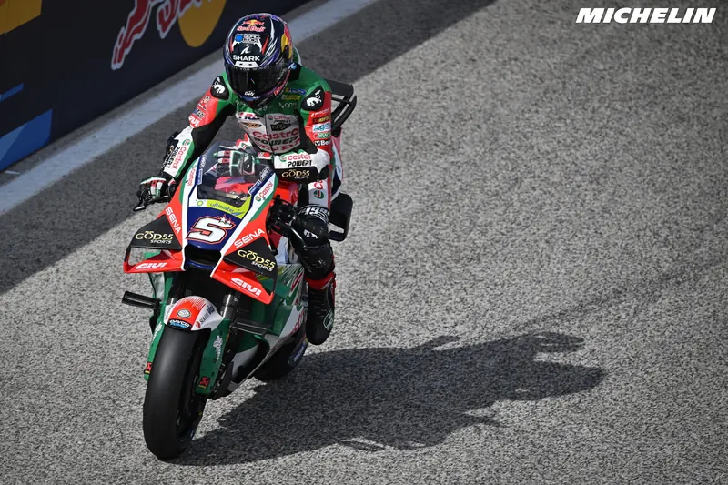 Johann Zarco de face dans la voie des stands, sur la Honda numéro 5
